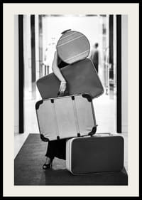 Czarno-białe zdjęcie kobiety z czterema zabytkowymi torbami-2