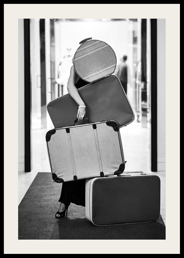 Czarno-białe zdjęcie kobiety z czterema zabytkowymi torbami-12