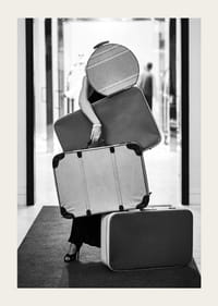 Czarno-białe zdjęcie kobiety z czterema zabytkowymi torbami-3