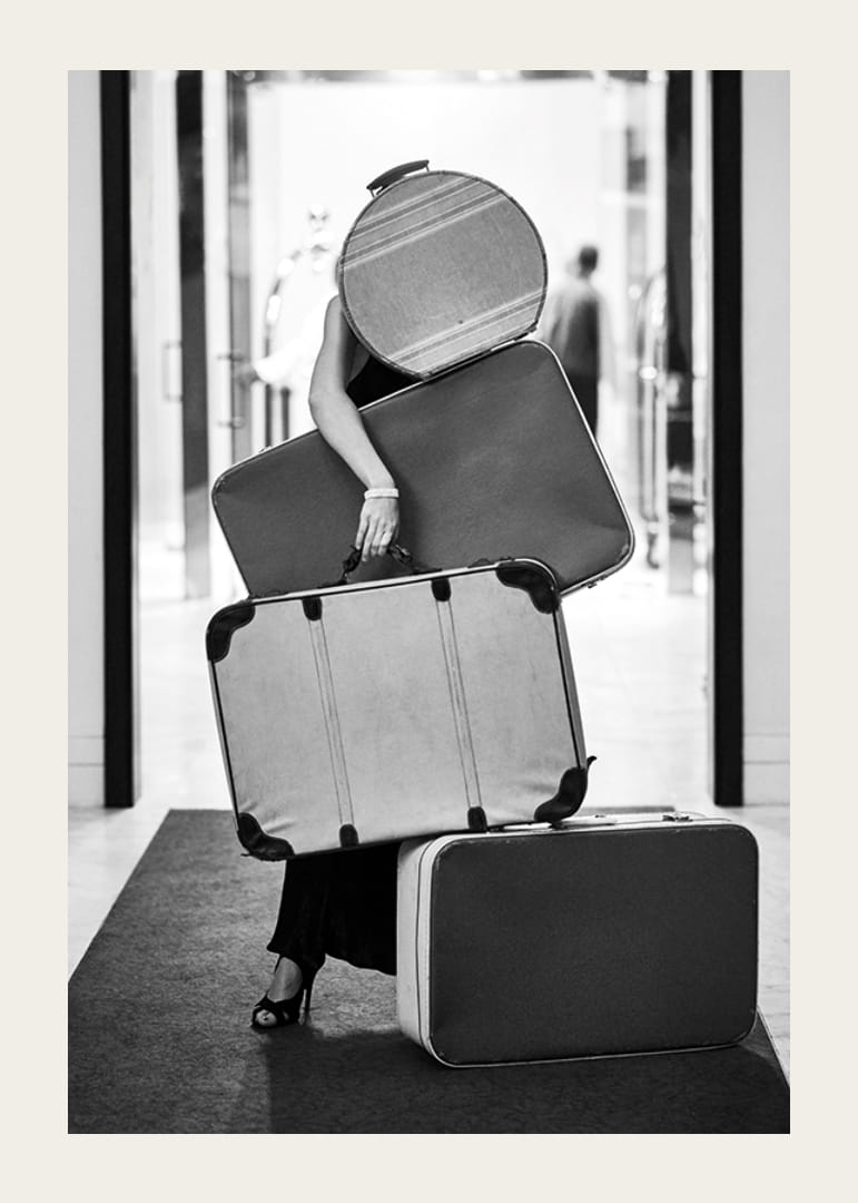 Czarno-białe zdjęcie kobiety z czterema zabytkowymi torbami-12