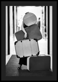 Czarno-białe zdjęcie kobiety z czterema zabytkowymi torbami-4