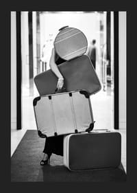 Czarno-białe zdjęcie kobiety z czterema zabytkowymi torbami-5