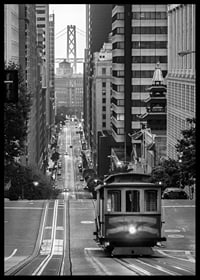 Svartvit stadsvy med spårvagn i San Francisco och bro i bakgrunden-6