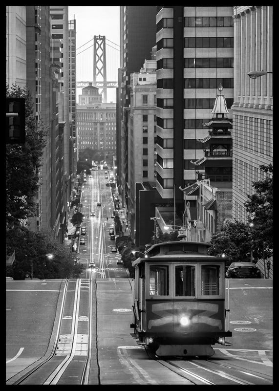 Svartvit stadsvy med spårvagn i San Francisco och bro i bakgrunden-12