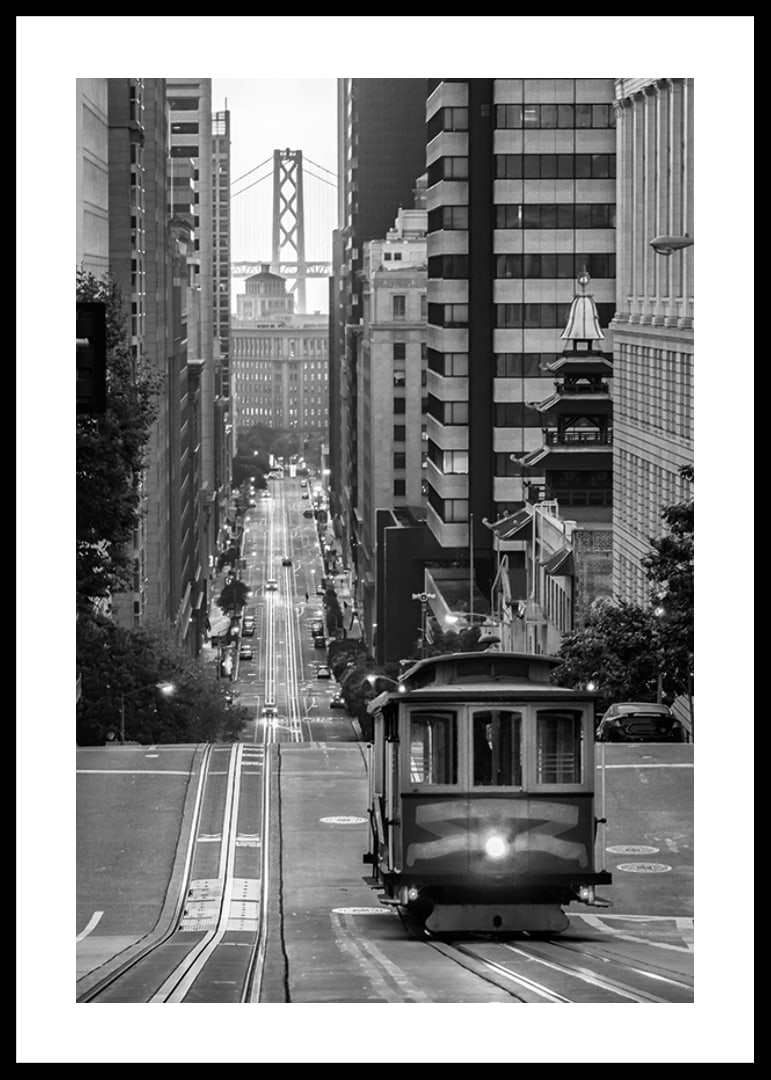 Svartvit stadsvy med spårvagn i San Francisco och bro i bakgrunden-12