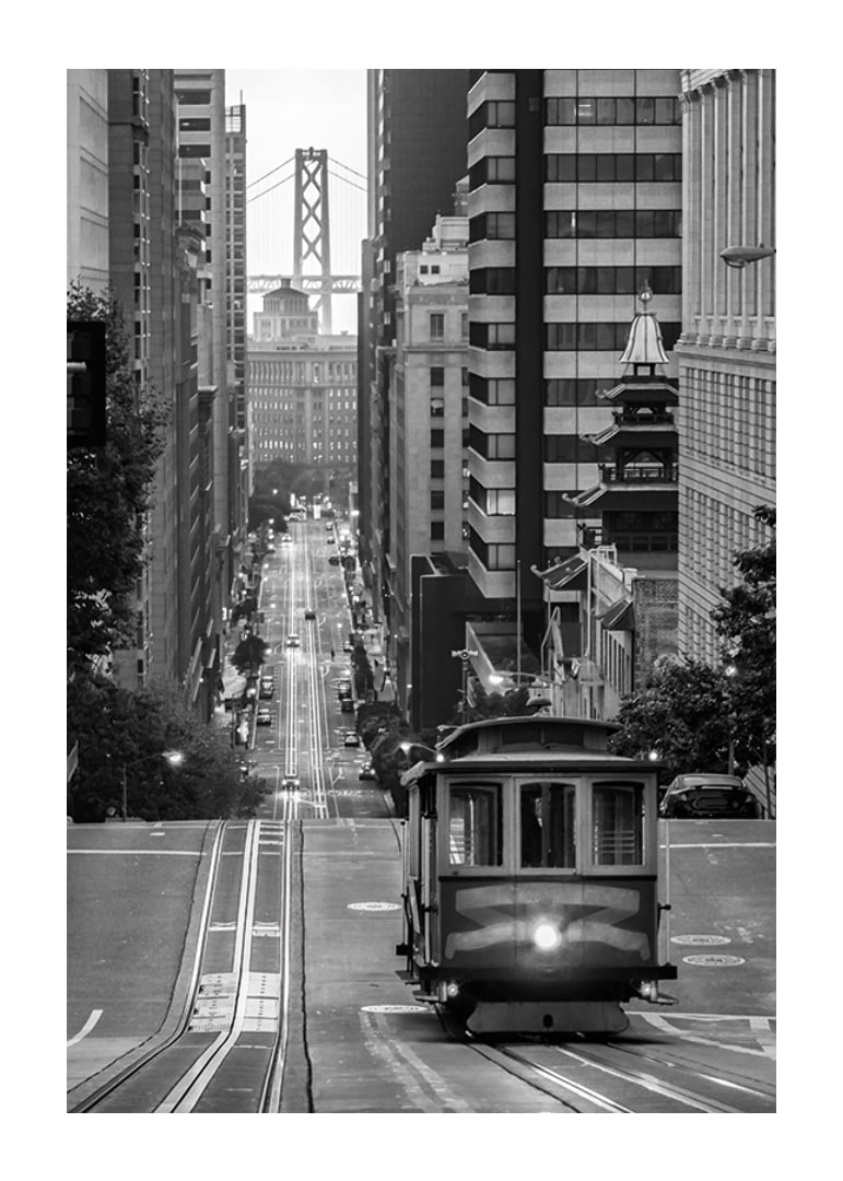 Svartvit stadsvy med spårvagn i San Francisco och bro i bakgrunden-12