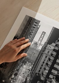 Svartvit stadsvy med spårvagn i San Francisco och bro i bakgrunden-9