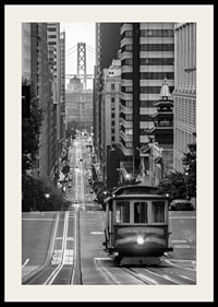 Svartvit stadsvy med spårvagn i San Francisco och bro i bakgrunden-2