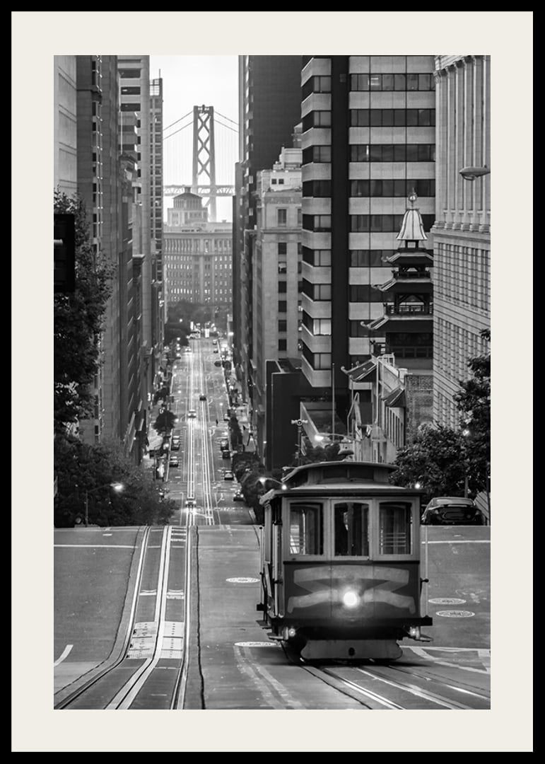 Svartvit stadsvy med spårvagn i San Francisco och bro i bakgrunden-12
