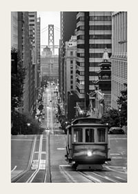 Svartvit stadsvy med spårvagn i San Francisco och bro i bakgrunden-3
