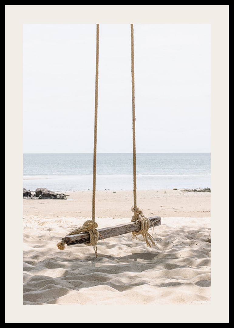 Fotografia di un'altalena di legno su una spiaggia di sabbia chiara in riva al mare-12
