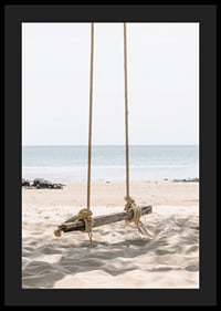 Fotografia di un'altalena di legno su una spiaggia di sabbia chiara in riva al mare-4
