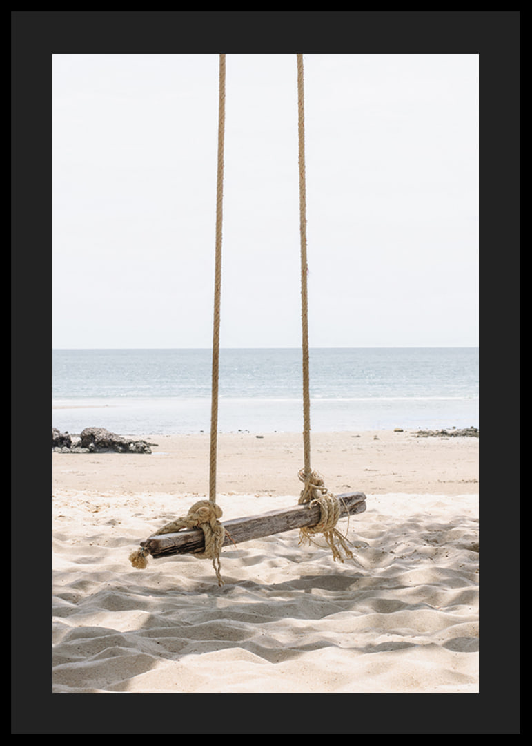 Fotografia di un'altalena di legno su una spiaggia di sabbia chiara in riva al mare-12