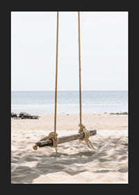 Fotografia di un'altalena di legno su una spiaggia di sabbia chiara in riva al mare-5