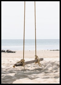 Fotografia di un'altalena di legno su una spiaggia di sabbia chiara in riva al mare-6