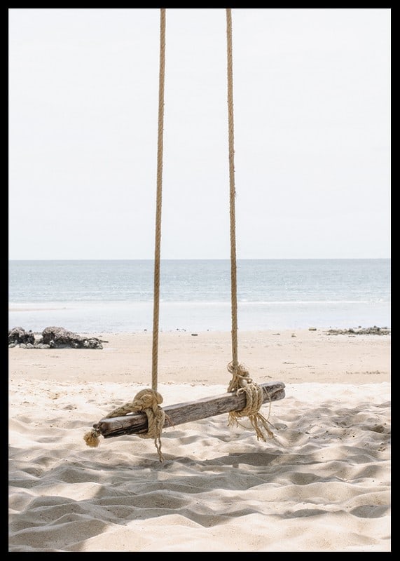 Fotografia di un'altalena di legno su una spiaggia di sabbia chiara in riva al mare-12