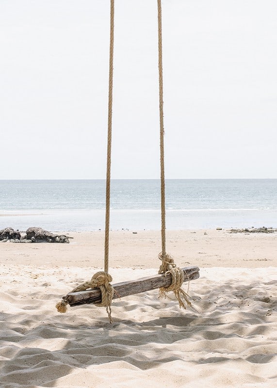 Fotografia di un'altalena di legno su una spiaggia di sabbia chiara in riva al mare-12