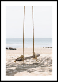 Fotografia di un'altalena di legno su una spiaggia di sabbia chiara in riva al mare-0