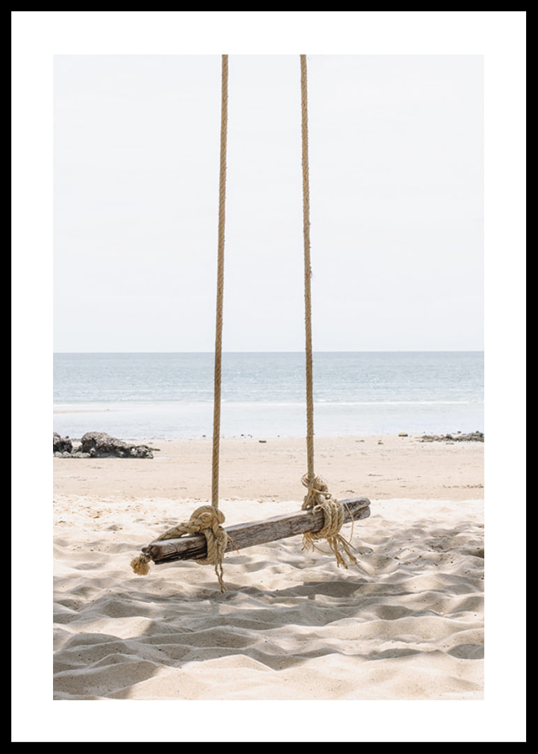 Fotografia di un'altalena di legno su una spiaggia di sabbia chiara in riva al mare-12