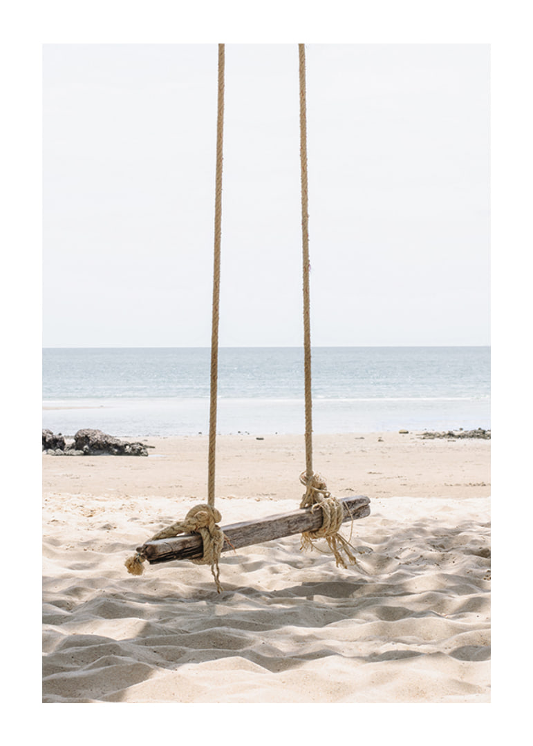 Fotografia di un'altalena di legno su una spiaggia di sabbia chiara in riva al mare-12