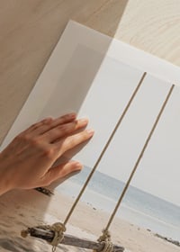 Fotografia di un'altalena di legno su una spiaggia di sabbia chiara in riva al mare-9