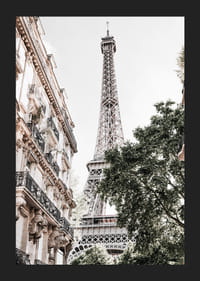 Eiffel-tornin matalakulmainen kuva vihreyden keskellä-5