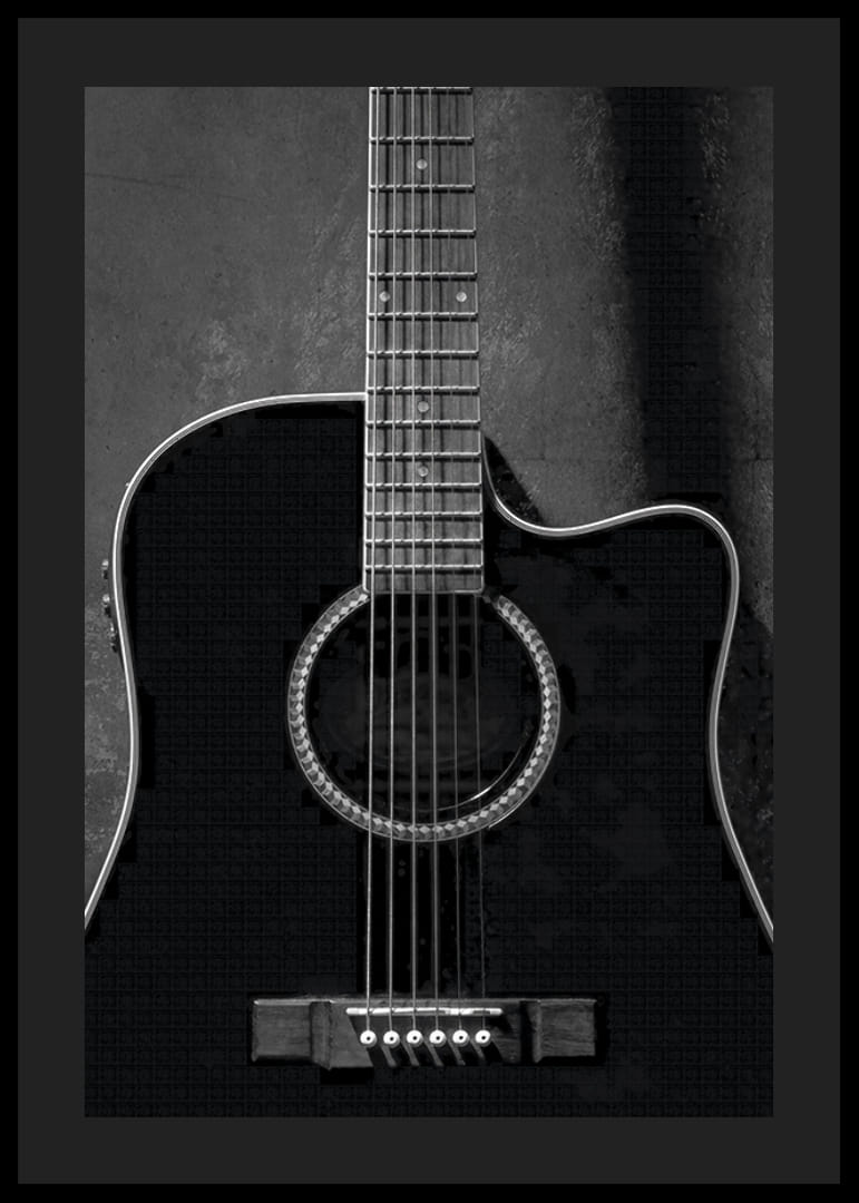 Primo piano in bianco e nero di una chitarra acustica su sfondo di cemento-12