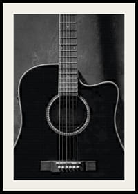 Primo piano in bianco e nero di una chitarra acustica su sfondo di cemento-4