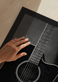 Primo piano in bianco e nero di una chitarra acustica su sfondo di cemento-9