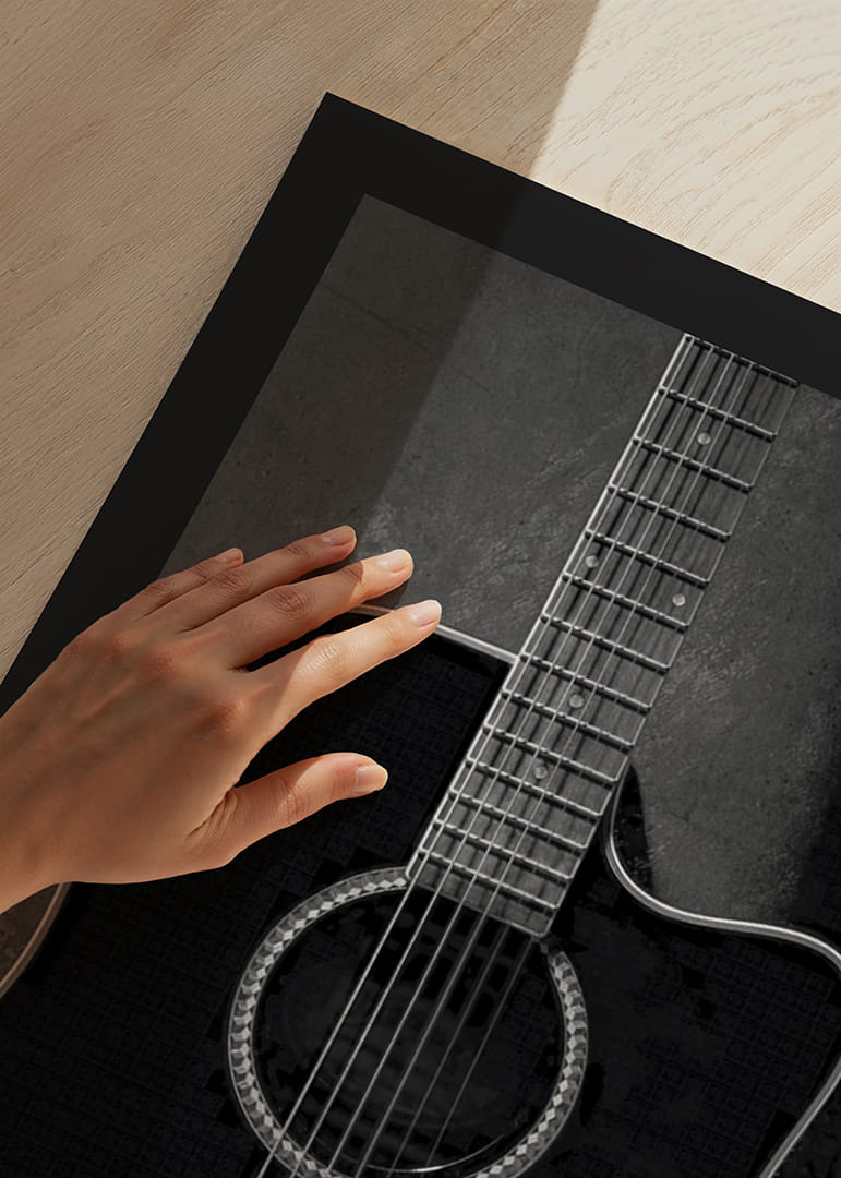 Primo piano in bianco e nero di una chitarra acustica su sfondo di cemento-12