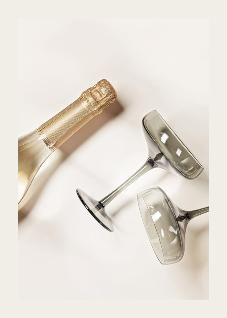 Champagneflaska och två glas mot ljus bakgrund, fotografisk-12