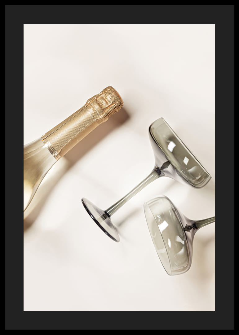 Champagneflaska och två glas mot ljus bakgrund, fotografisk-12