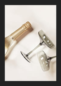 Champagneflaska och två glas mot ljus bakgrund, fotografisk-5