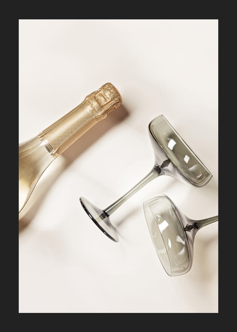 Champagneflaska och två glas mot ljus bakgrund, fotografisk-12