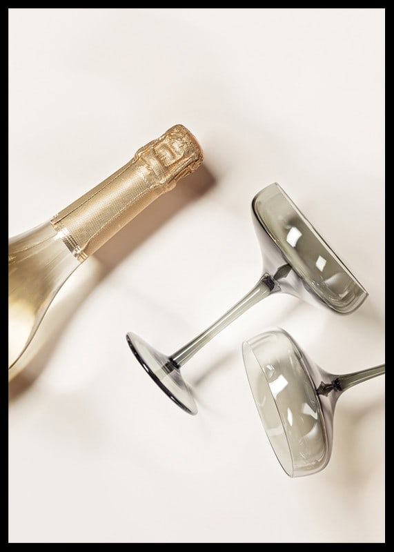 Champagnerflasche und zwei Gläser vor hellem Hintergrund, fotografisch-12