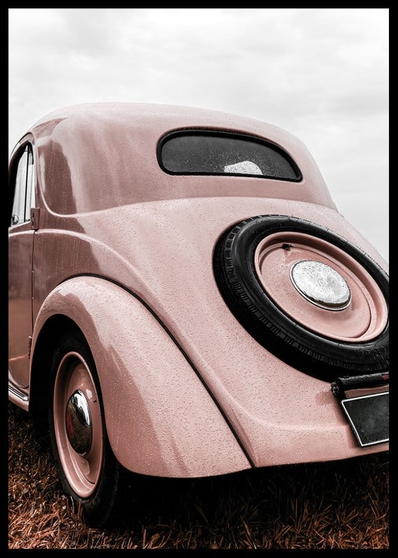 Klasiskas rozā vintage automašīnas fotogrāfija zālē, skats no aizmugures-12