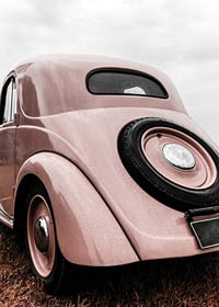 Klasiskas rozā vintage automašīnas fotogrāfija zālē, skats no aizmugures-7