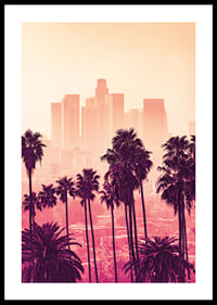 Palmbomen voor de skyline van Los Angeles in roze en oranje tinten-0
