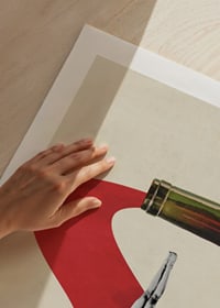 Abstrakt illustration av kvinna som dyker i rödvinsflöde-9