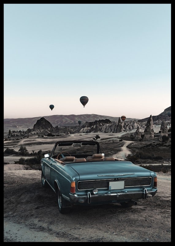 Fotografisches klassisches Cabrio am Aussichtspunkt mit Heißluftballons-12