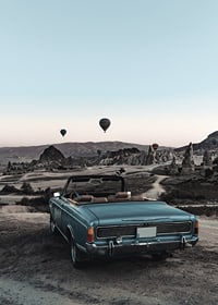 Fotografisches klassisches Cabrio am Aussichtspunkt mit Heißluftballons-7