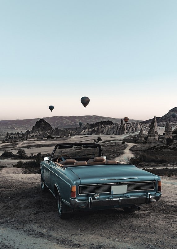 Fotografisches klassisches Cabrio am Aussichtspunkt mit Heißluftballons-12