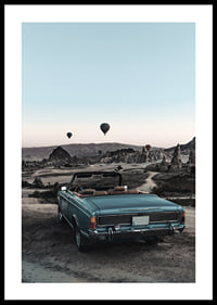 Fotografisches klassisches Cabrio am Aussichtspunkt mit Heißluftballons-0