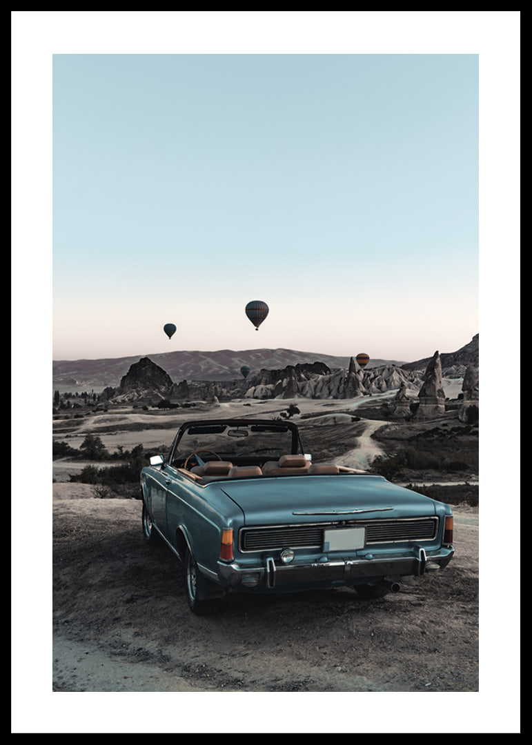 Fotografisches klassisches Cabrio am Aussichtspunkt mit Heißluftballons-12