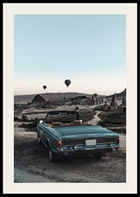 Fotografisches klassisches Cabrio am Aussichtspunkt mit Heißluftballons-2