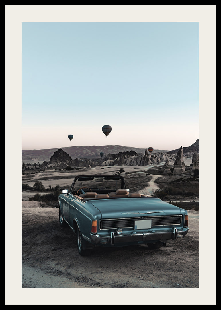 Fotografisches klassisches Cabrio am Aussichtspunkt mit Heißluftballons-12
