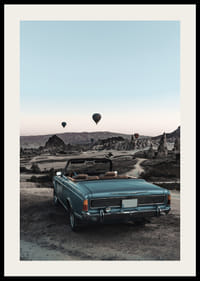 Fotografisk klassisk cabriolet vid utkiksplats med luftballonger-2