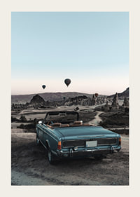 Fotografisches klassisches Cabrio am Aussichtspunkt mit Heißluftballons-3