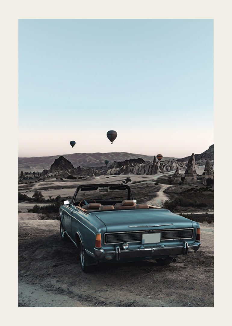 Fotografisches klassisches Cabrio am Aussichtspunkt mit Heißluftballons-12