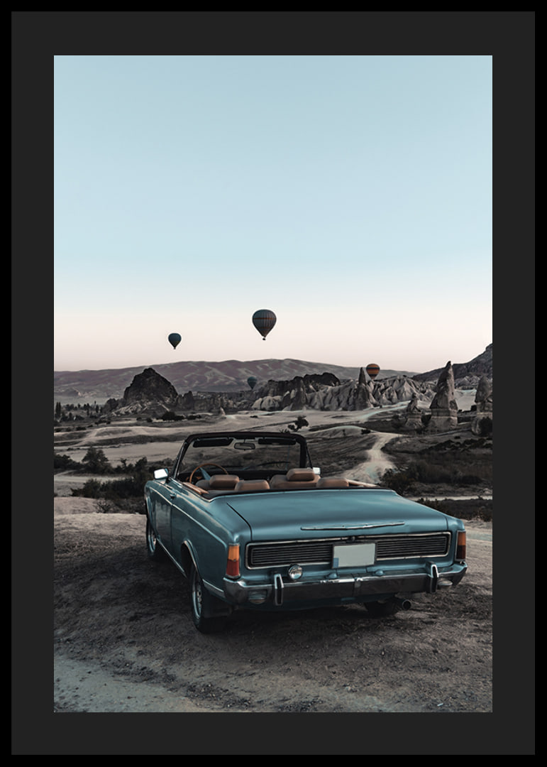 Fotografisches klassisches Cabrio am Aussichtspunkt mit Heißluftballons-12